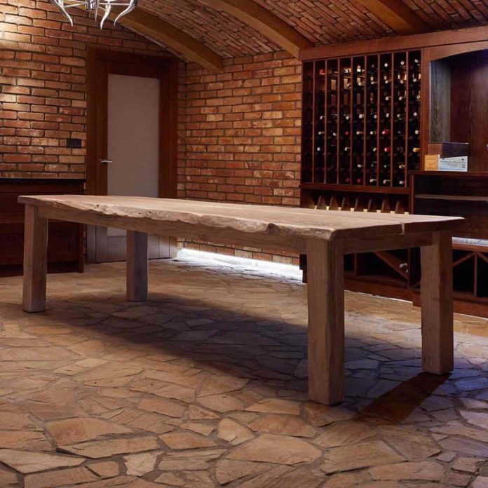 Jaki stół do winiarni - Tradycja czy nowoczesność