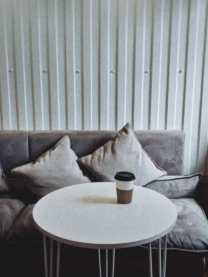 Stolik kawowy idealnie pasujący do minimalistycznych wnętrz