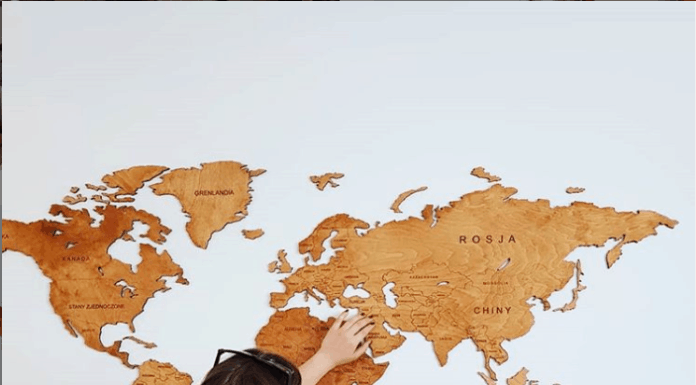 Drewniane mapy świata - 3 zalety takich dekoracji